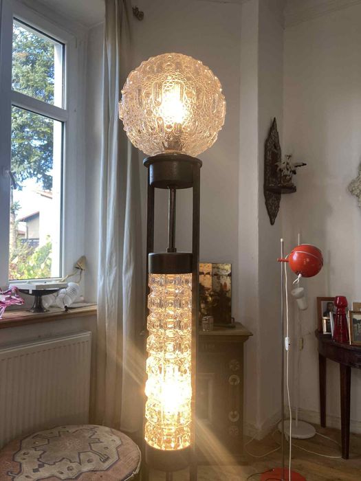 Lampa autorstwa Richarda Essinga z lat 70. w stylu atomowym