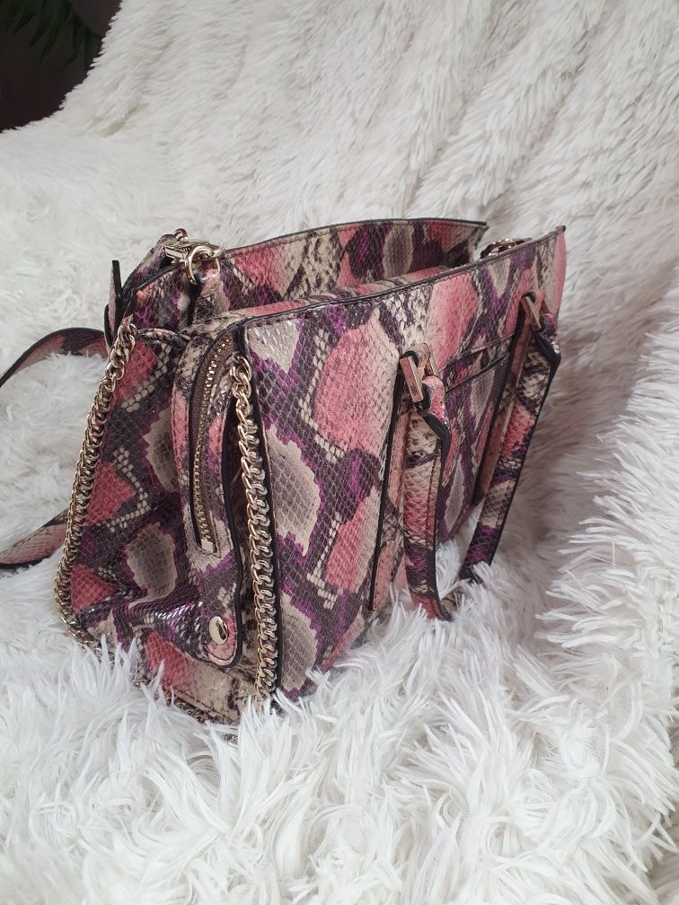 Torebka kuferek Guess