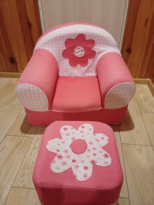 Fotelik z pufkiem  dla dziecka