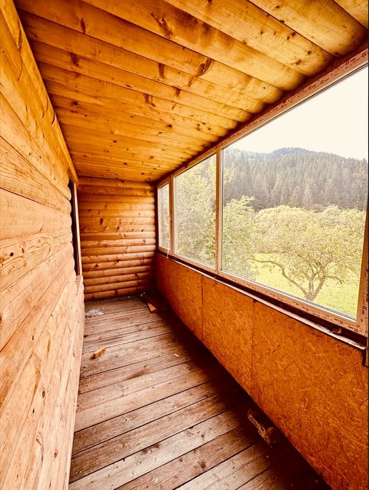 Будинок деревʼяний. Пластикові вікна. Метало черепиця.