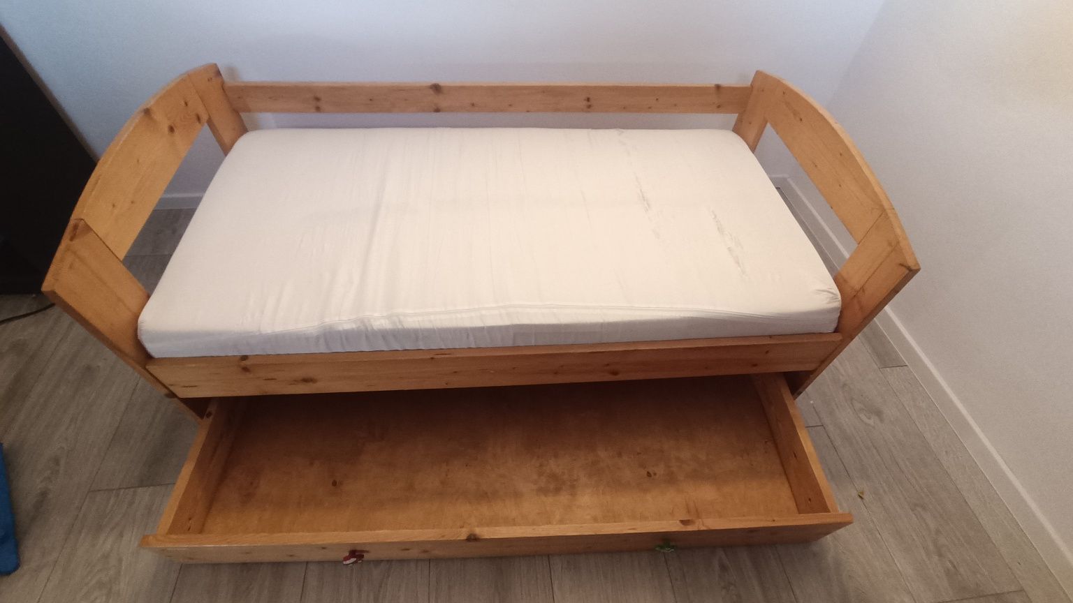Drewniane solidne łóżeczko dziecięce