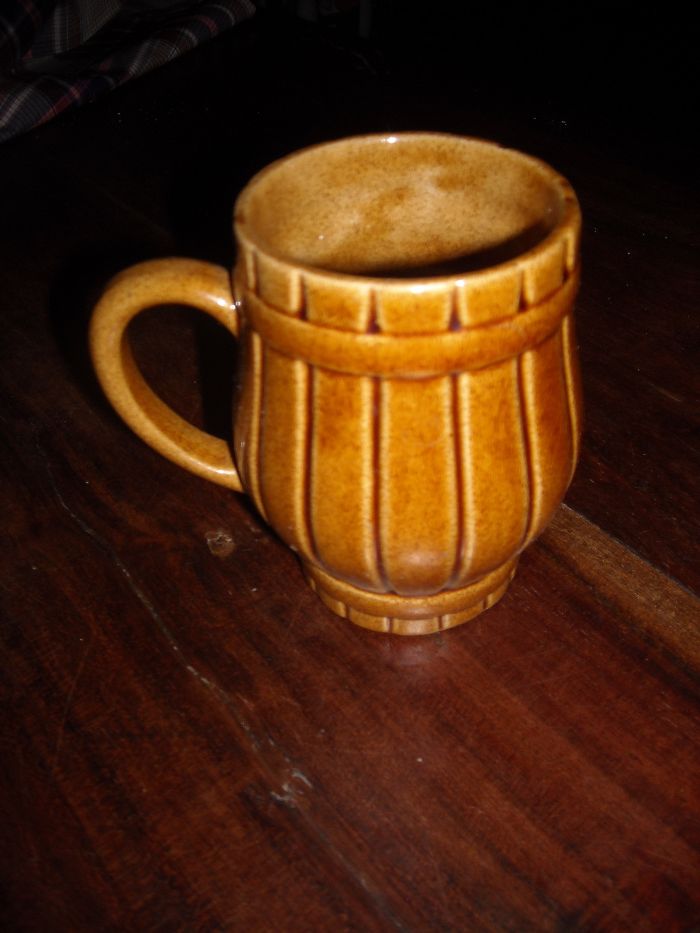 Caneca antiga em faianca das Caldas da Rainha