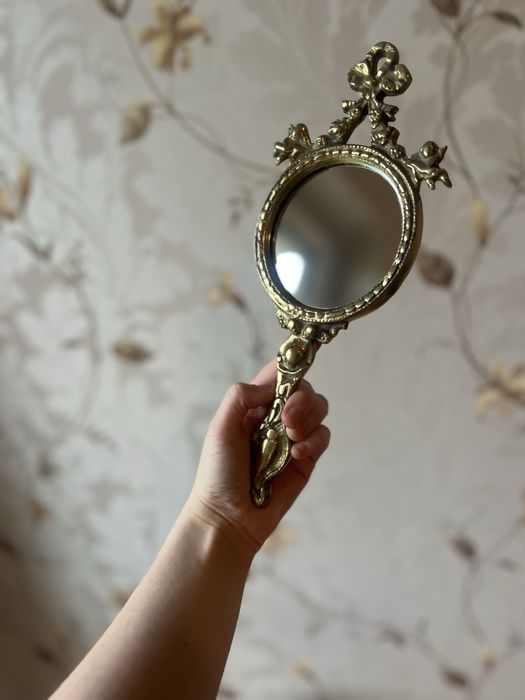 Lusterko ręczne w mosiężnej ramie