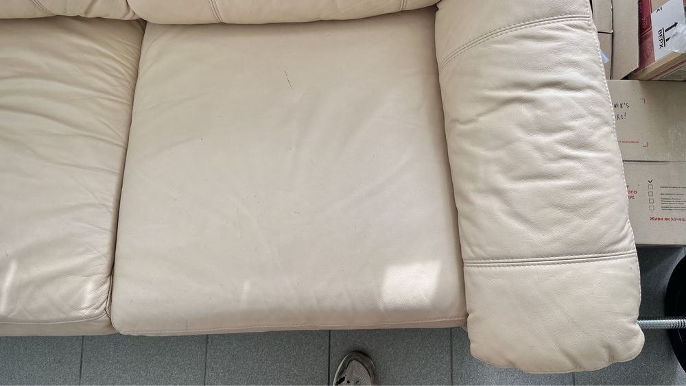 Бежево-персиковый кожанный диван (раскладной)