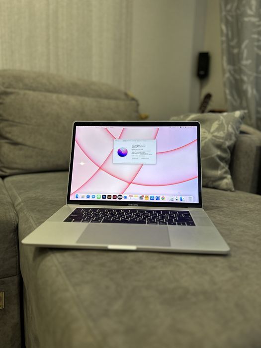 MacBook Pro 15” 2016 I7 | 16gb | 256 gb/ Radeon PRO 450 2 gb. Silver