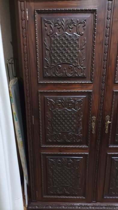 Roupeiro uma cadeira 2 mesinhas e um espelho