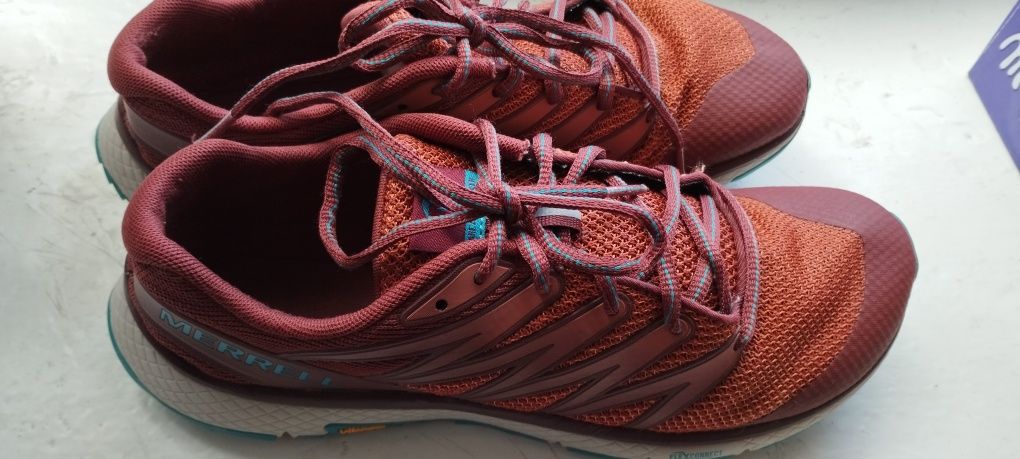 Brooks 44, 5 l Keen, Merrell 40