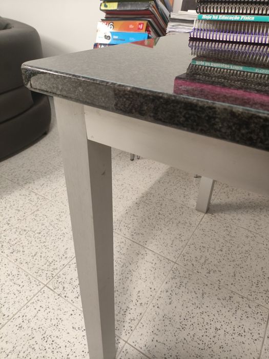 Mesa de cozinha com tampo em granito