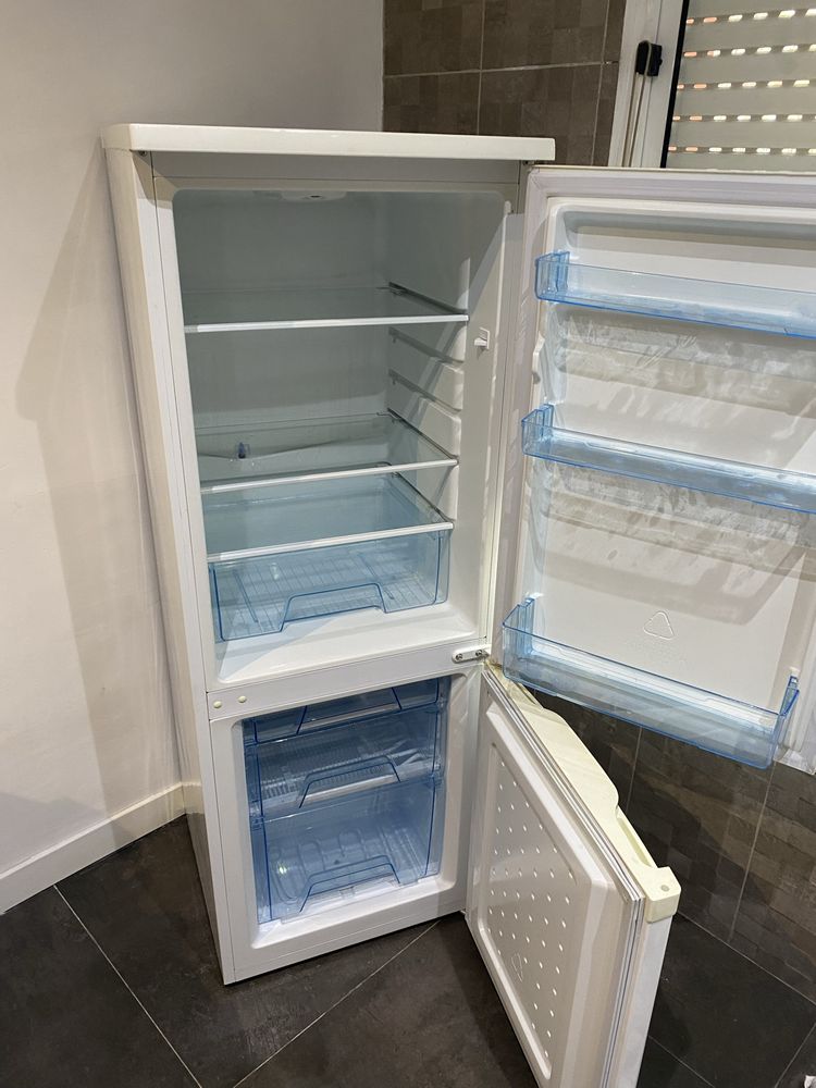Frigorífico branco médio em ótimo estado