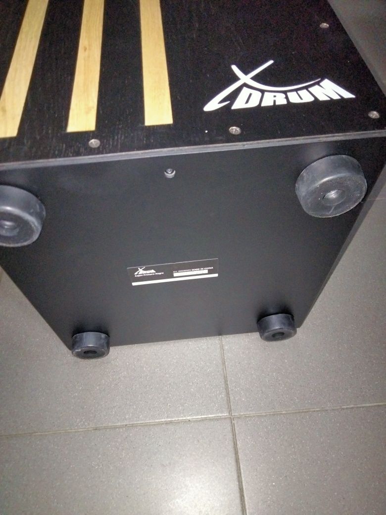 Cajon preto e saco almofadado