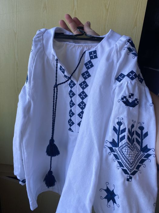 Вишиванка із льону для дівчинки в гарному стані,