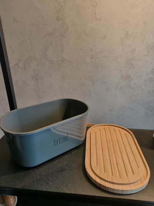 Chlebak z deską do krojenia DUKA KITCHEN 37x21x17 cm szary
