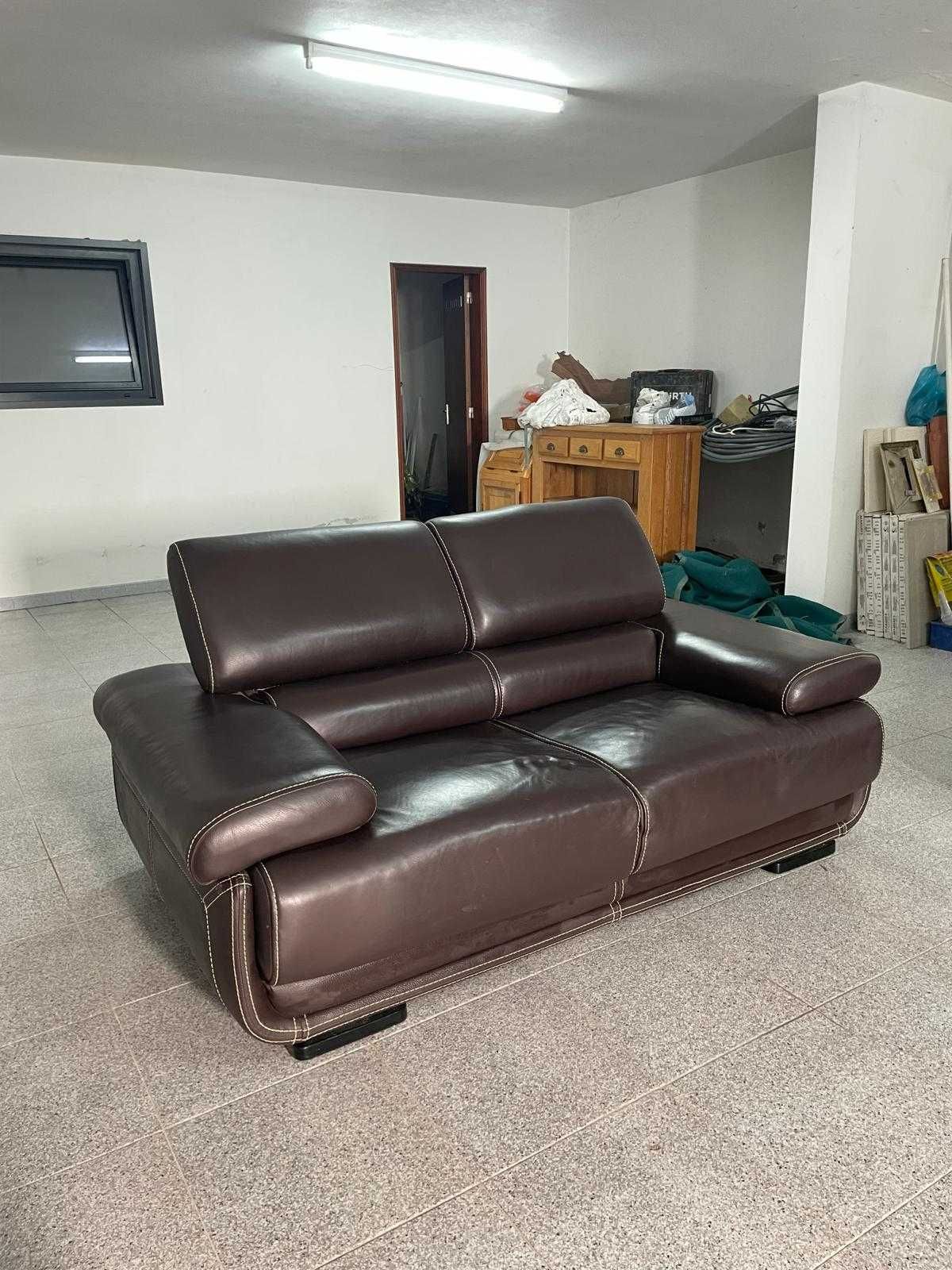 Sofás castanho escuro em pele