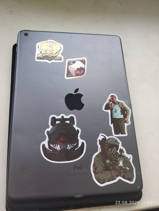Продам планшет Apple ipad 8/ 128 gb.Защитное стекло наклеено
