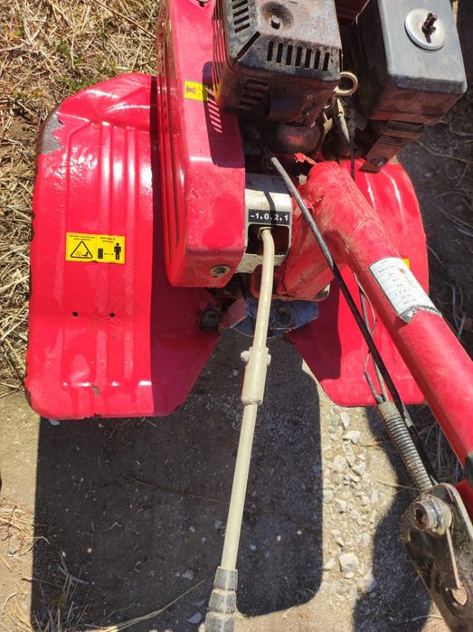 Moto enchada com charrua e frese