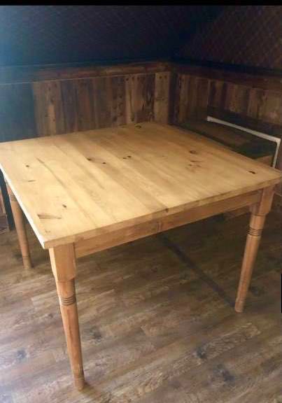 Stół z litego drewna w stylu rustykalnym 1m x 1 m