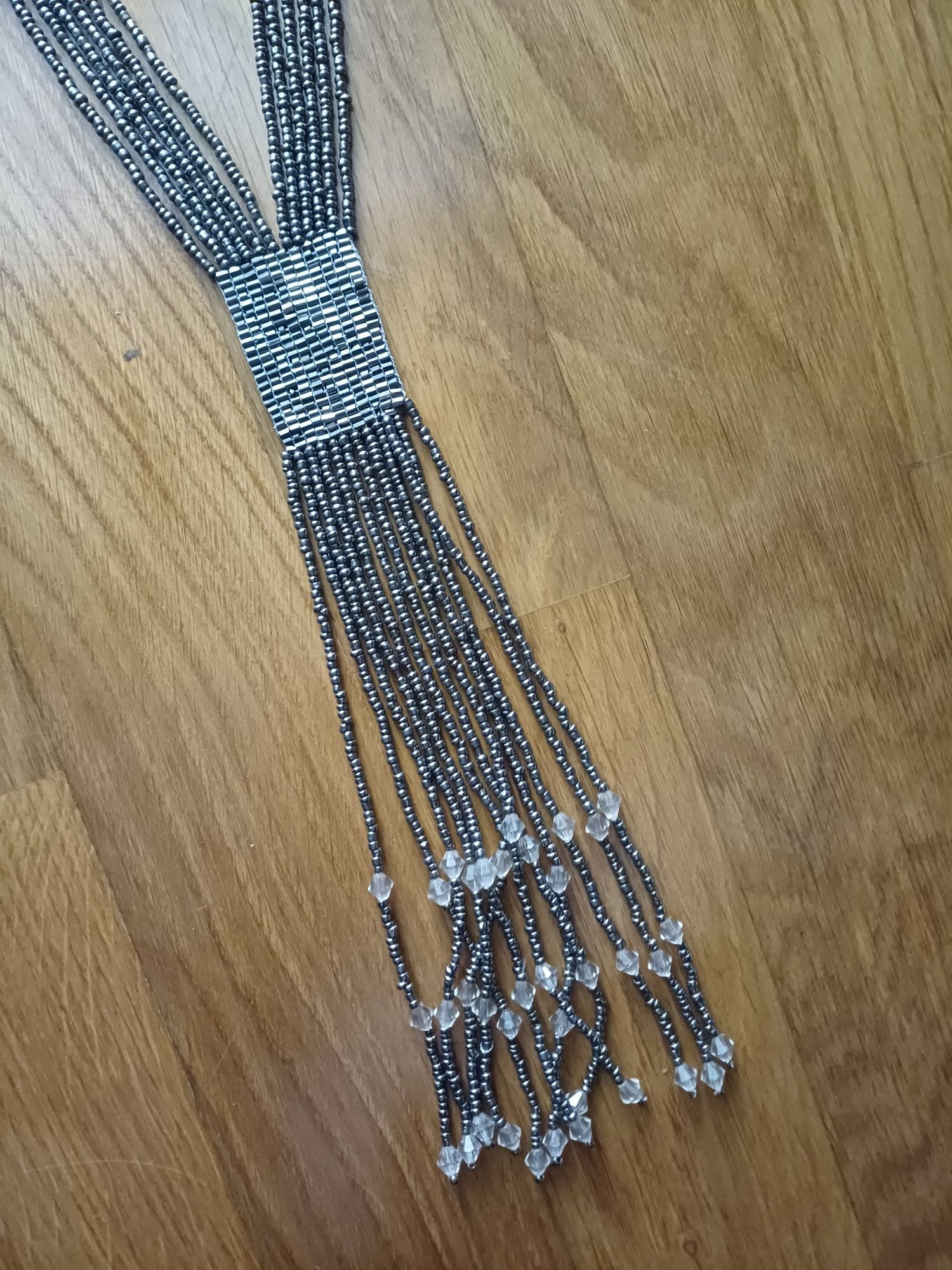 Elegante colar comprido de missangas