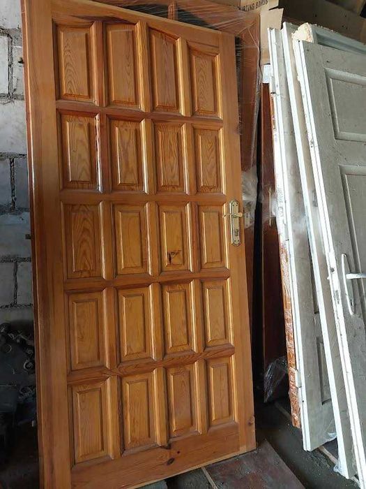 Drzwi zewnętrzne drewniane