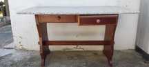 Mesa de madeira com tampo em mármore 20€