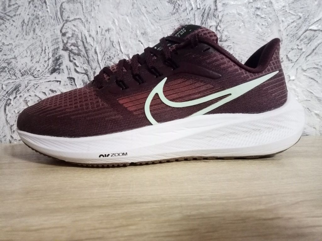 Кроссовки женские Nike.Беговые.39.р.оригинал