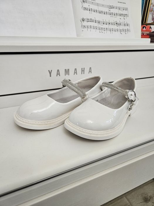 Нарядні білі лаковані туфлі для дівчинки 30-31р 19см