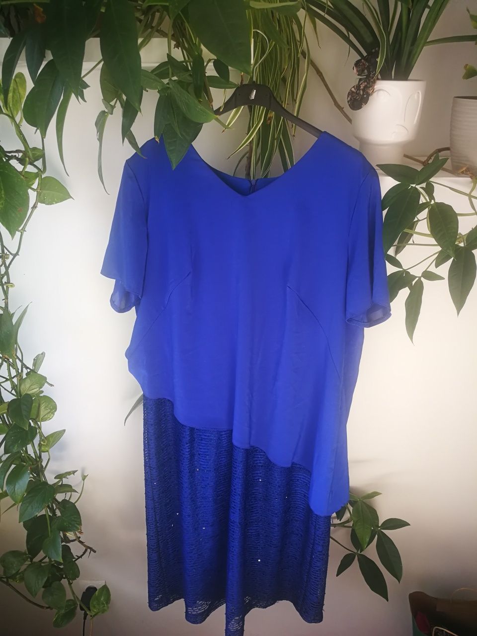 Sukienka Plus Size Idealna na duży biust z asymetryczną narzutką