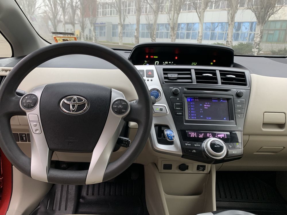 Продам Toyota Prius v