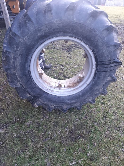 Opona 14.9 w bardzo ładnym stanie