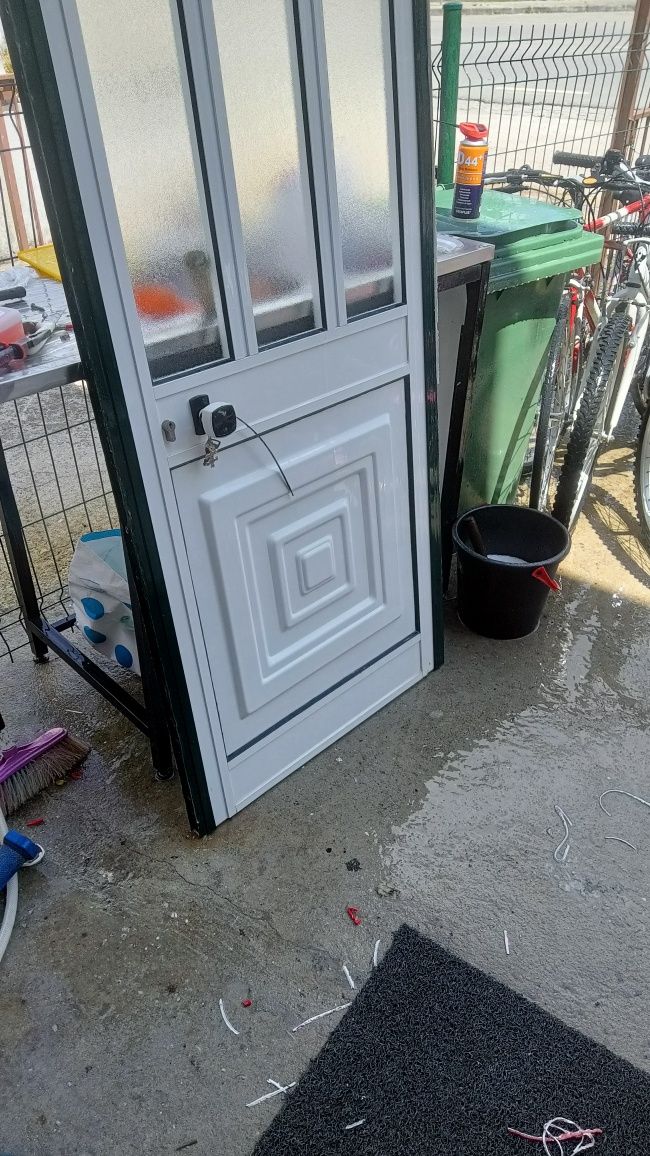 Porta em alumínio cor branca