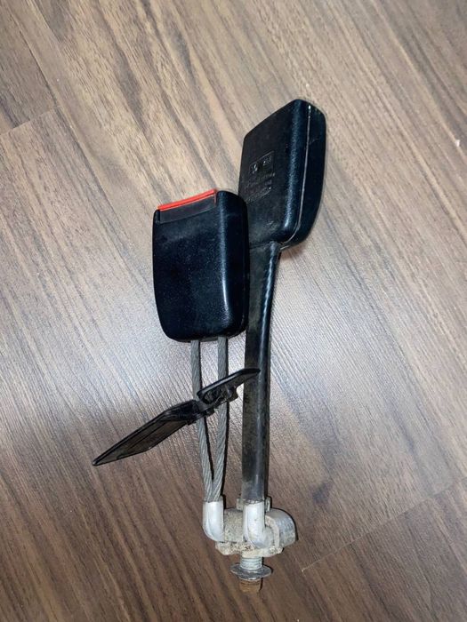 Фіксатор ременів безпеки Volkswagen Passat B5