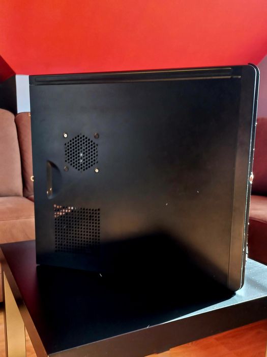 Komputer PC / Obudowa z częściami