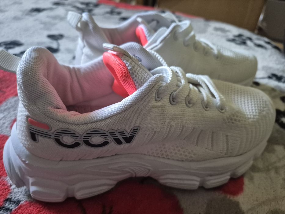 Продам кросівки для дівчинки 38 розмір по стільці 24 см