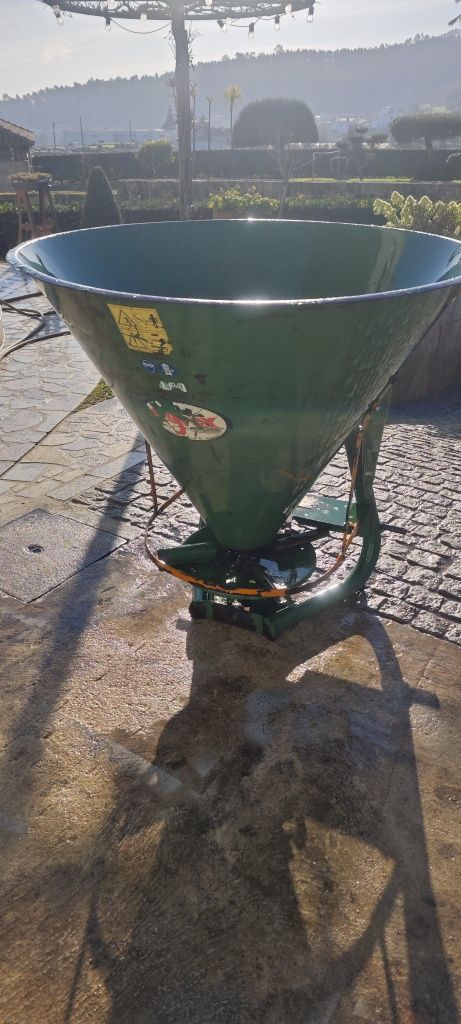 Distribuidor de adubo e sementes