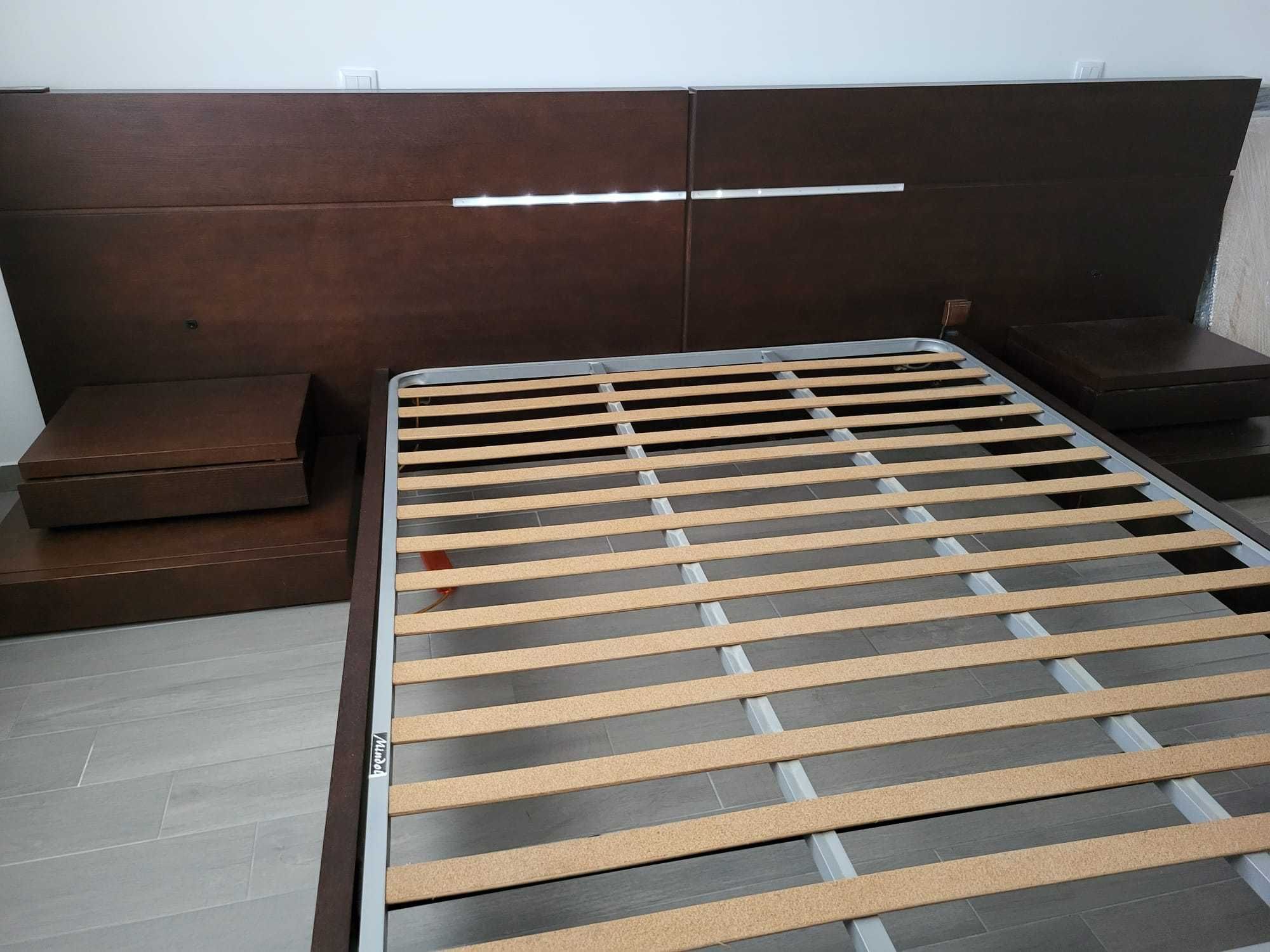 Conjunto Cama de casa com mesas de cabeceira e camiseiro