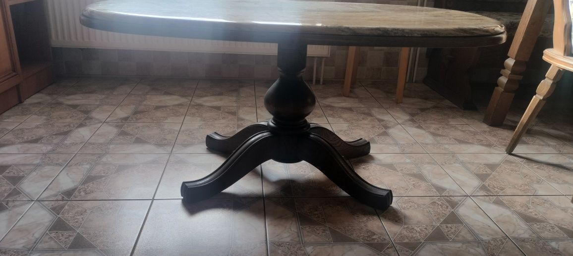 Owalna ława dębowa z marmurową płytą