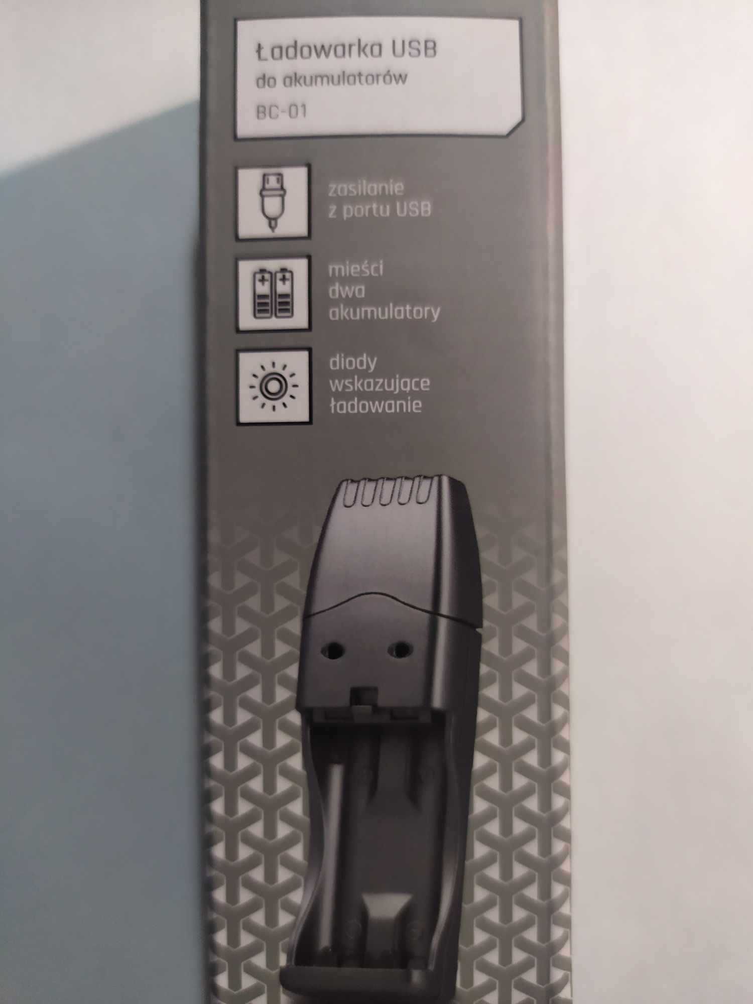 Ładowarka akumulatorów AA AAA z USB