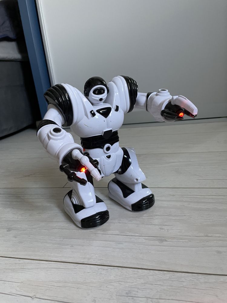 Robot chodzi, strzela, wydaje dźwięki