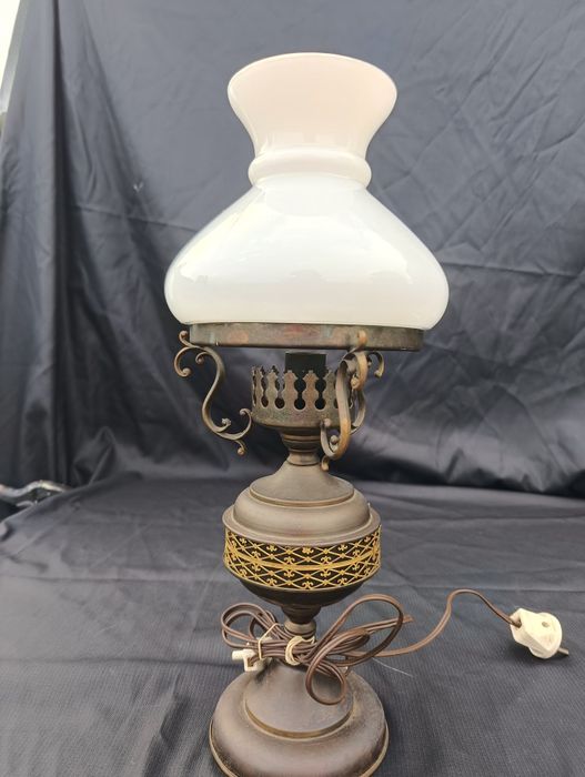 Stylowa lampka na stalowej podstawie