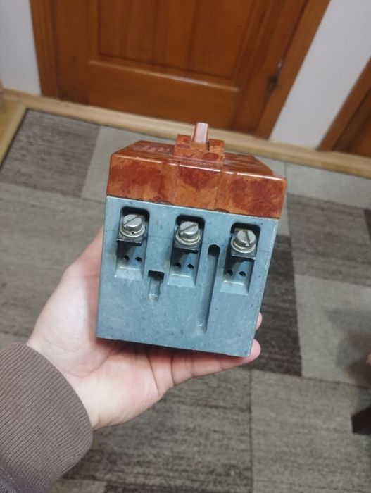 Автоматичний вимикач напруги.