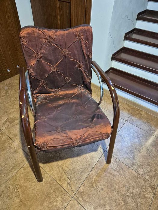 Krzesło metalowa rama niepodarte siedzisko