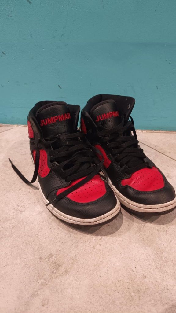 Buty Nike typu Jordan.