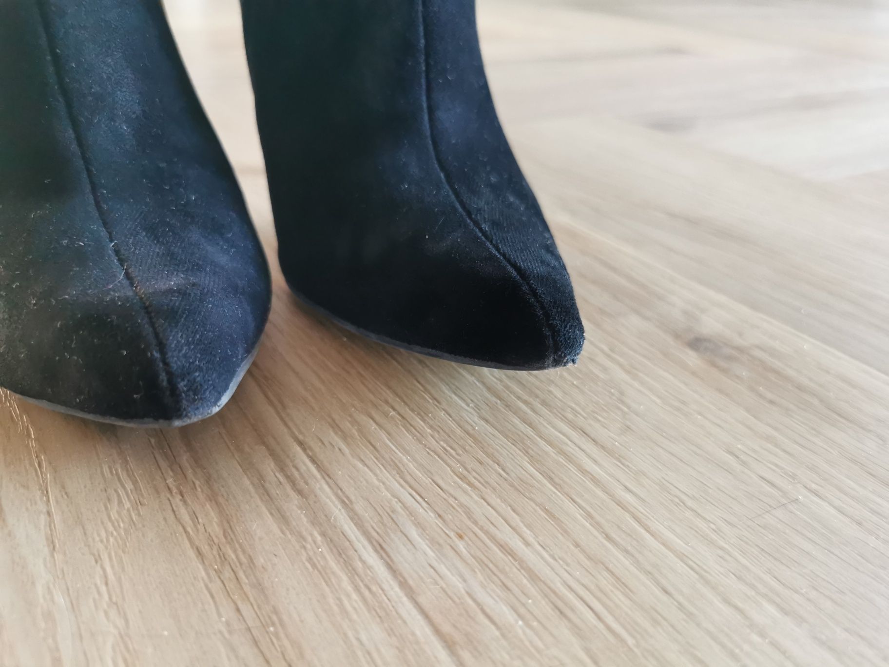 Botki zamszowe na obcasie