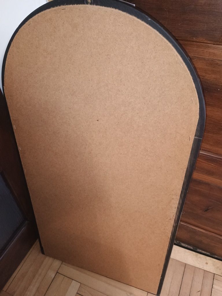 Duże lustro z czarną ramą