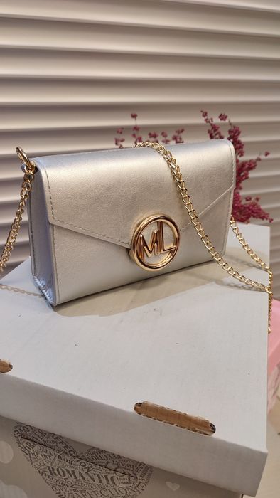 Piękna srebrna kopertówka, torebka do sukienki na złotym łańcuszku
