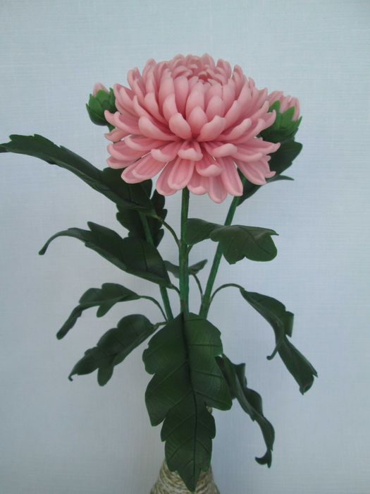 Хризантема  в вазе из холодного фарфора. Ручная работа.