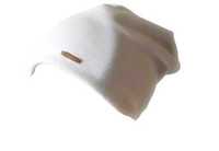 Biała czapka z metalową blaszką w kolorze złotym z napisem Fashion