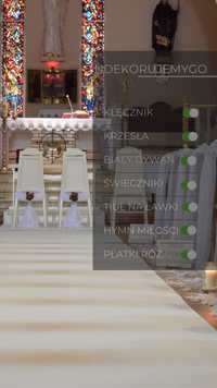 Ślubne dekoracje, biały dywan, klęcznik krzesła, świeczniki, kwiaty