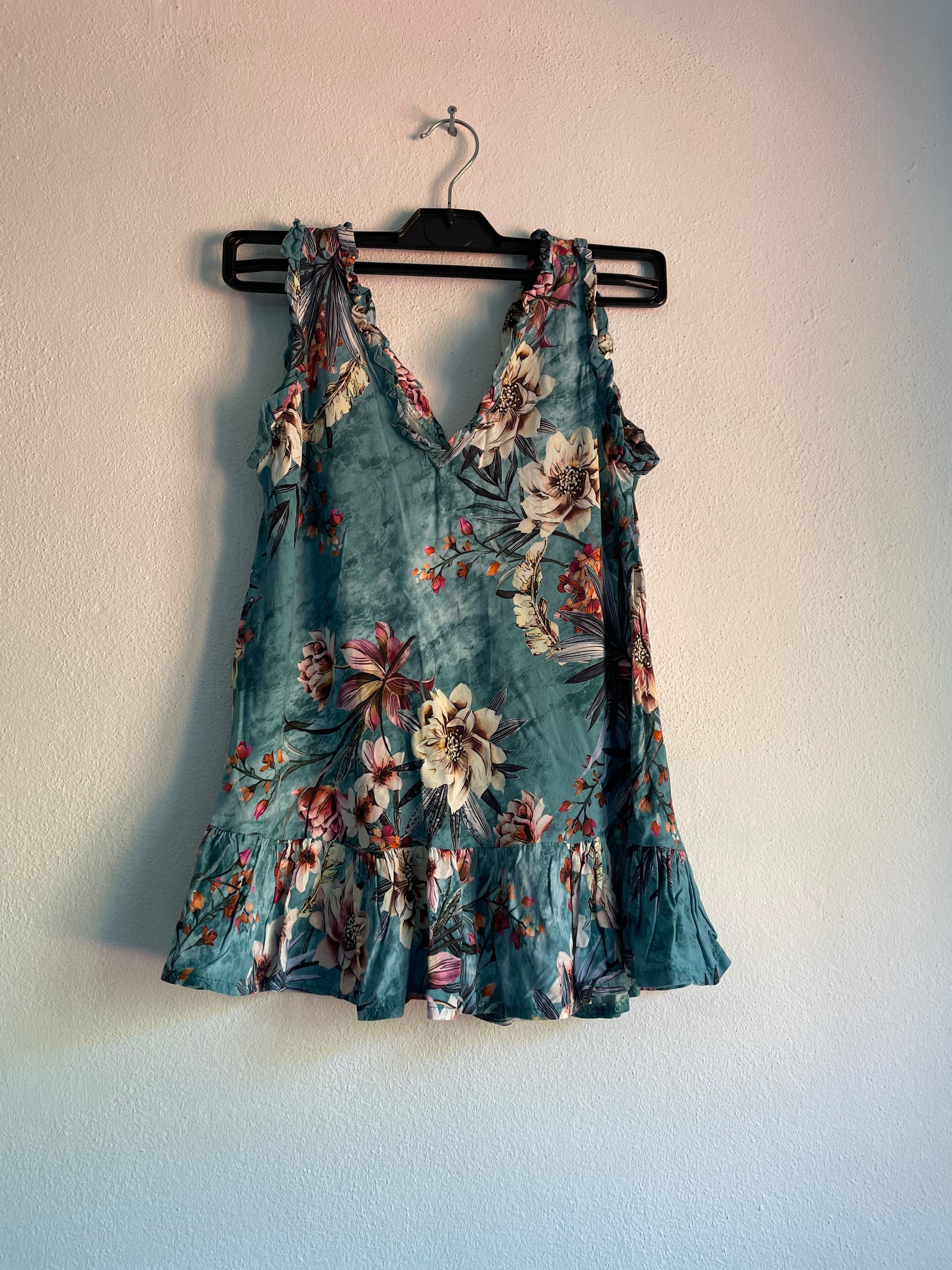 Blusa azul com flores