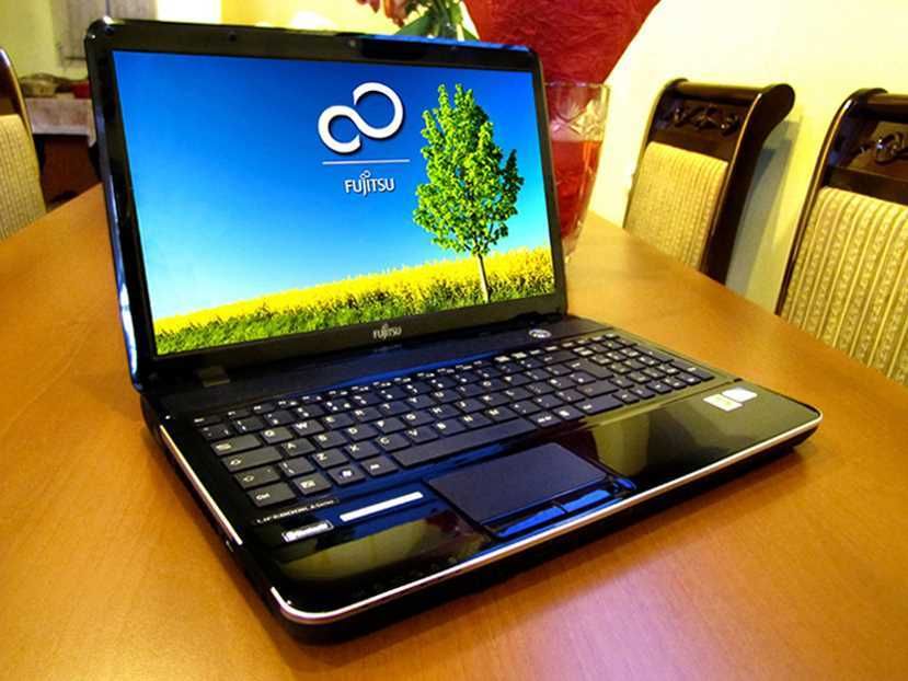 Ноутбук Fujitsu\Экран 17.3"\CORE i7 \RAM 8Gb\GeForce -2Gb\Память 980Gb