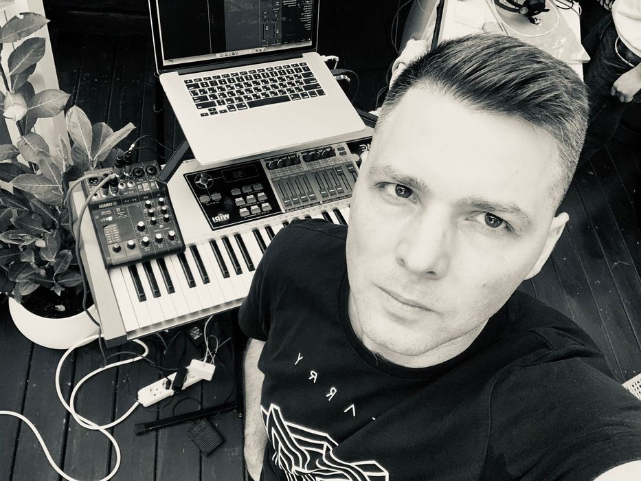 Уроки гри на фортепіано та синтезаторі .